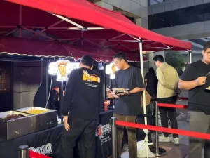 Tim Steggo melayani BBQ live cooking di booth acara kantor