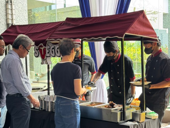 Tim Steggo melayani BBQ Home Service di acara gathering kantor